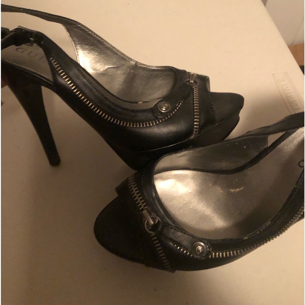 BLACK GUESS HEELS.